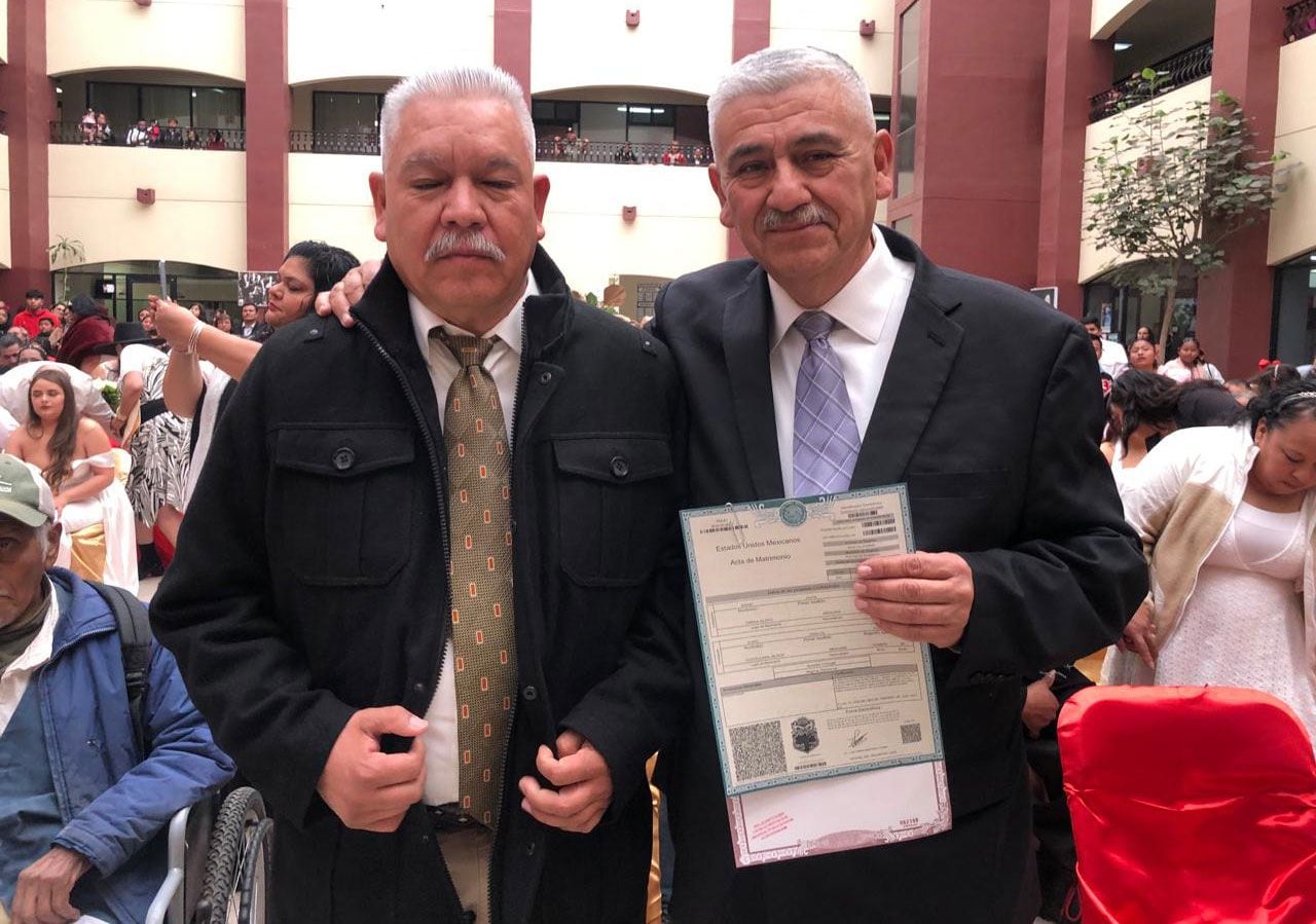 Manuel Rocha Olivares y Albino Cevallos Flores, de 56 y 55 años se unieron en matrimonio igualitario.