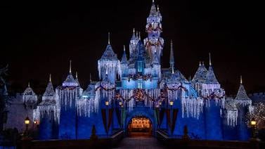 Se viste Disneyland de espíritu navideño