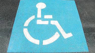 Aumentan multas por estacionarse en zonas para personas con discapacidad