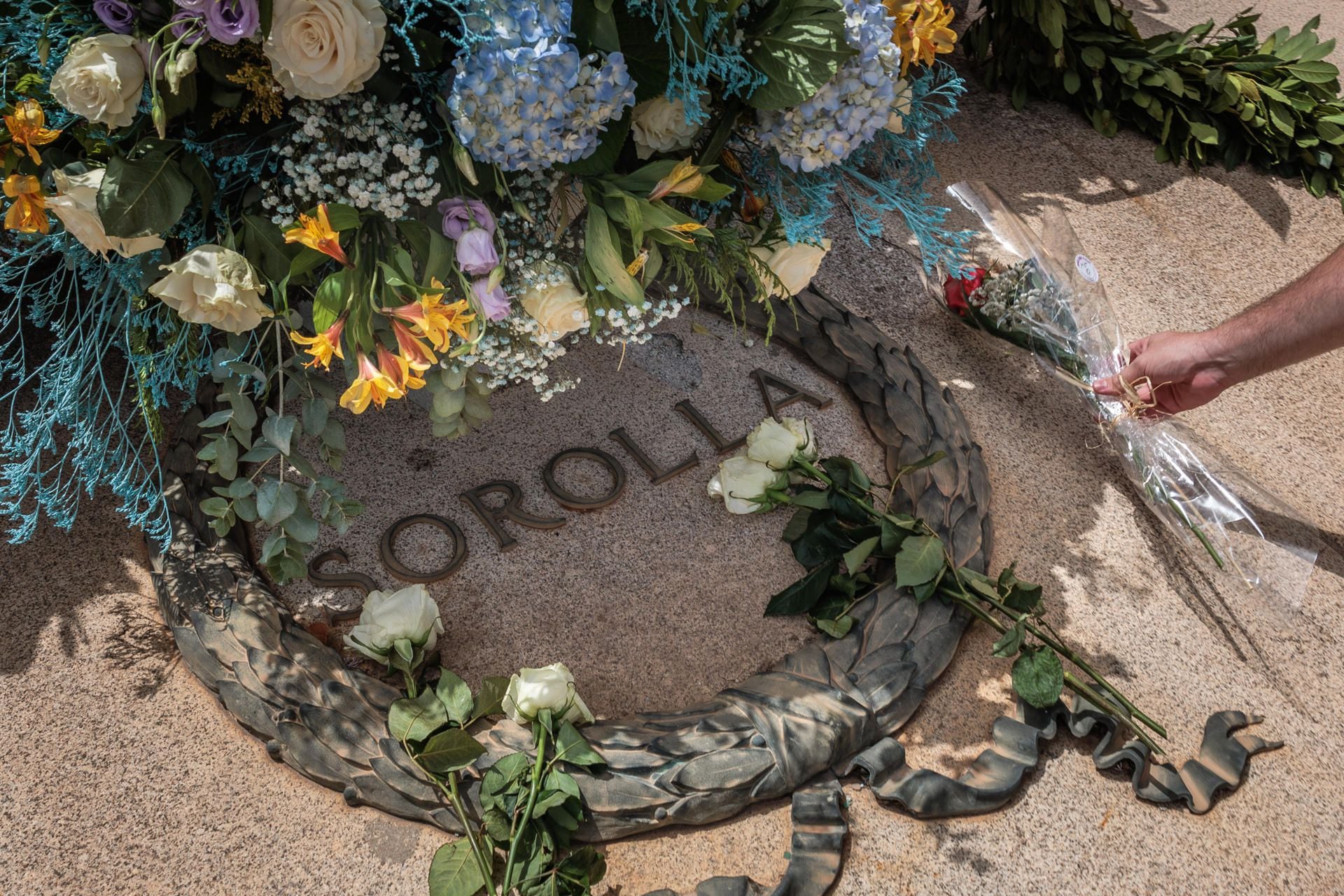 Familiares del pintor valenciano Joaquín Sorolla conmemoran este jueves el centenario de su muerte con una ofrenda floral en su tumba en Valencia con ocasión del centenario de su muerte. EFE/ Biel Alino
