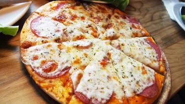 Día de celebrar a la pizza… hasta la de piña