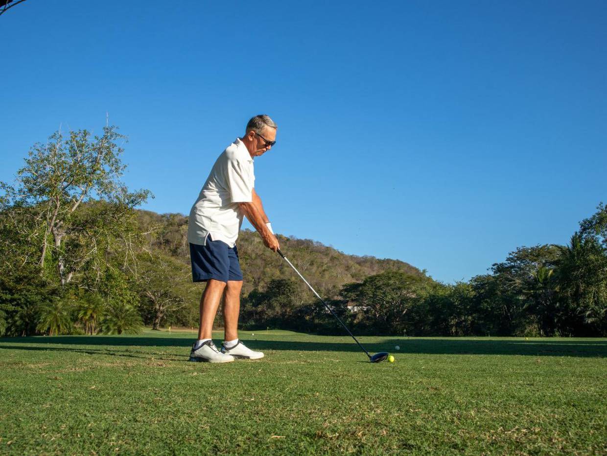 Fotografía de Ricardo Salinas Pliego jugando golf.
