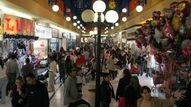 Atiborran plazas comerciales en “compras de pánico”