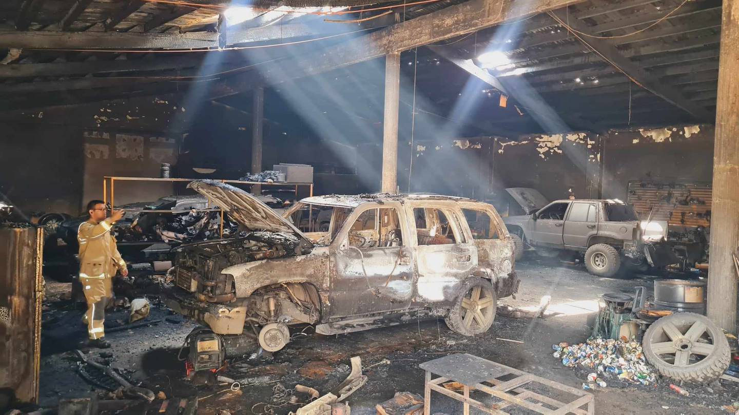 Incendio de taller consume cinco automóviles en Hermosillo / Foto: Julián Ortega