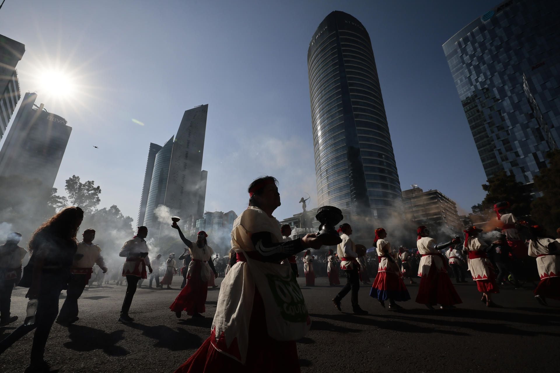 Personas participan en el gran desfile de Día de Muertos este 4 de noviembre de 2023, en Ciudad de México (México). EFE/José Méndez
