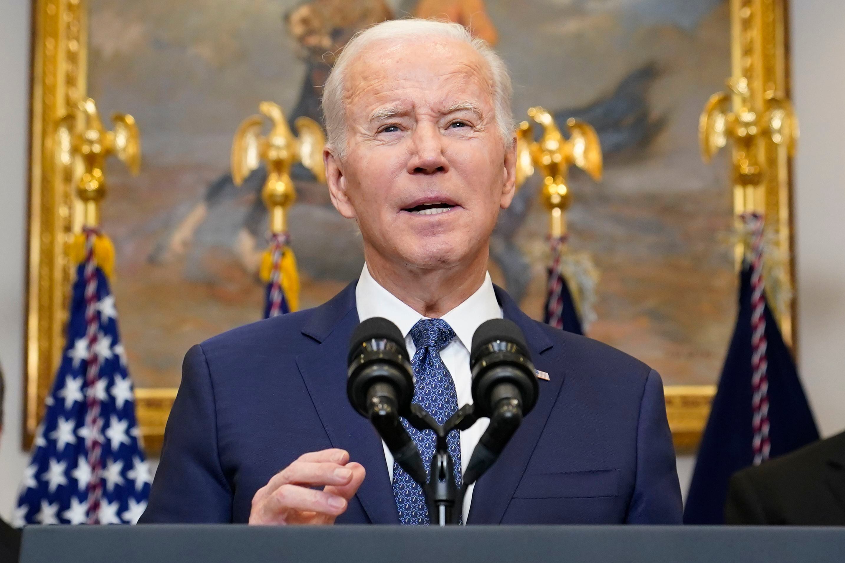 ARCHIVO - El presidente Joe Biden habla sobre Ucrania en el salón Roosevelt de la Casa Blanca en Washington, el 25 de enero de 2023. (AP foto/Susan Walsh, Archivo)