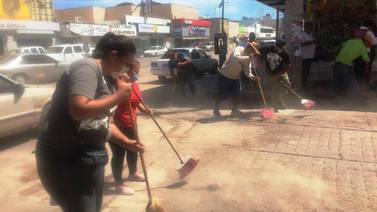 Salud y vendedores ambulantes limpian Guaymas tras "Newton"