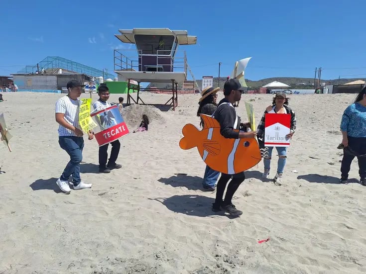 Pobladores de Santa Anita realizan creativa campaña contra la basura en la playa