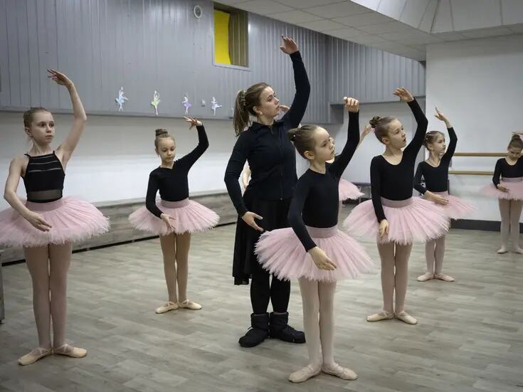 En medio de la guerra clases de ballet dan alivio a niñas ucranianas