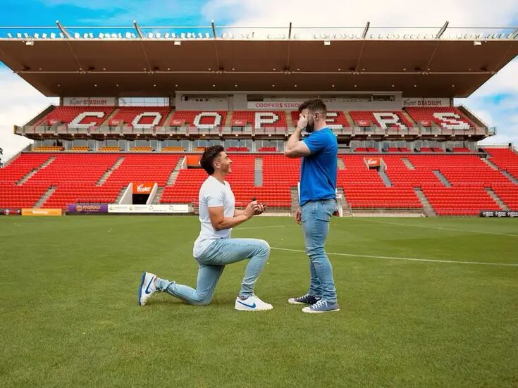 Futbolista australiano Josh Cavallo pide matrimonio a su novio en el campo