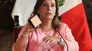 Presidenta de Perú dice que los Rolex fueron prestados “por un amigo”