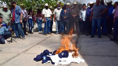 Alcaldes de Tamaulipas renuncian al PAN y se van a Morena: Al concluir el anuncio quemaron las camisetas del partido