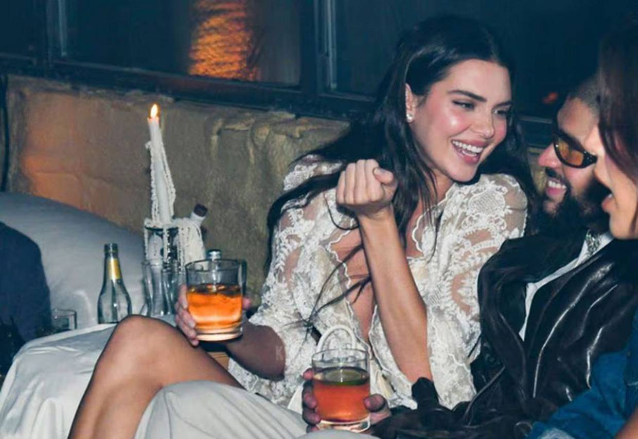 En el evento Après Met, se observó a Kendall Jenner y Bad Bunny cómodos en un sofá, disfrutando de un trago.