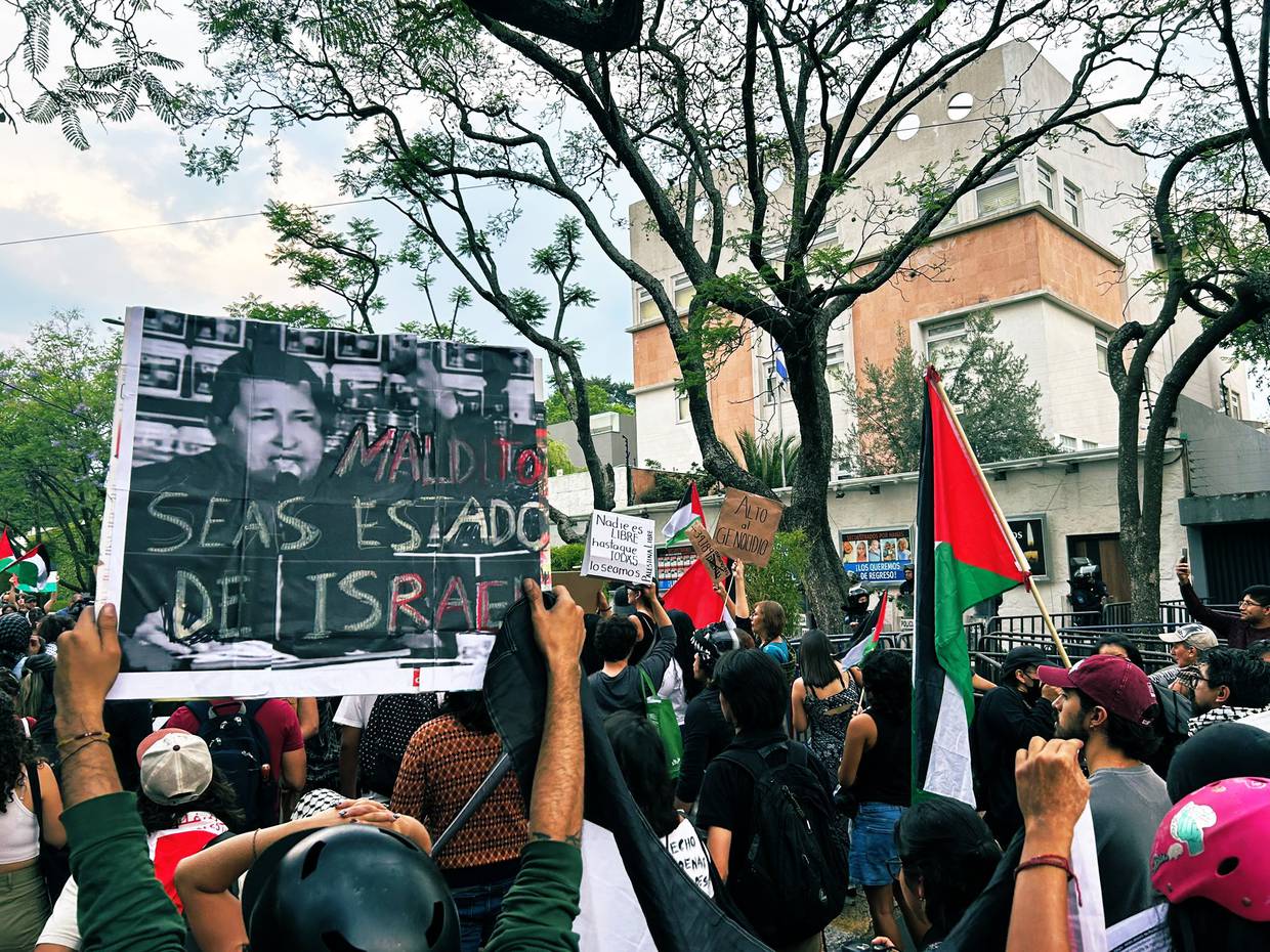 Jóvenes mexicanos exigen el cese de los ataques a Palestina y la ruptura de relaciones diplomáticas con Netanyahu. Foto: @Alejandro4T_ en X