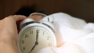 Las personas que duermen la siesta podrían tener cerebros más grandes, revela estudio