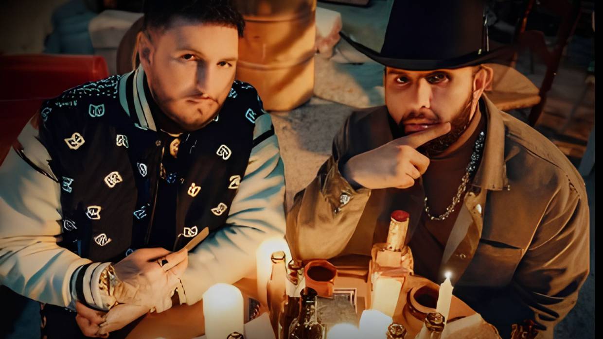El video musical muestra a Carin León y Omar Montes compartiendo una mesa entre amigos en una tarde bohemia | Captura de video