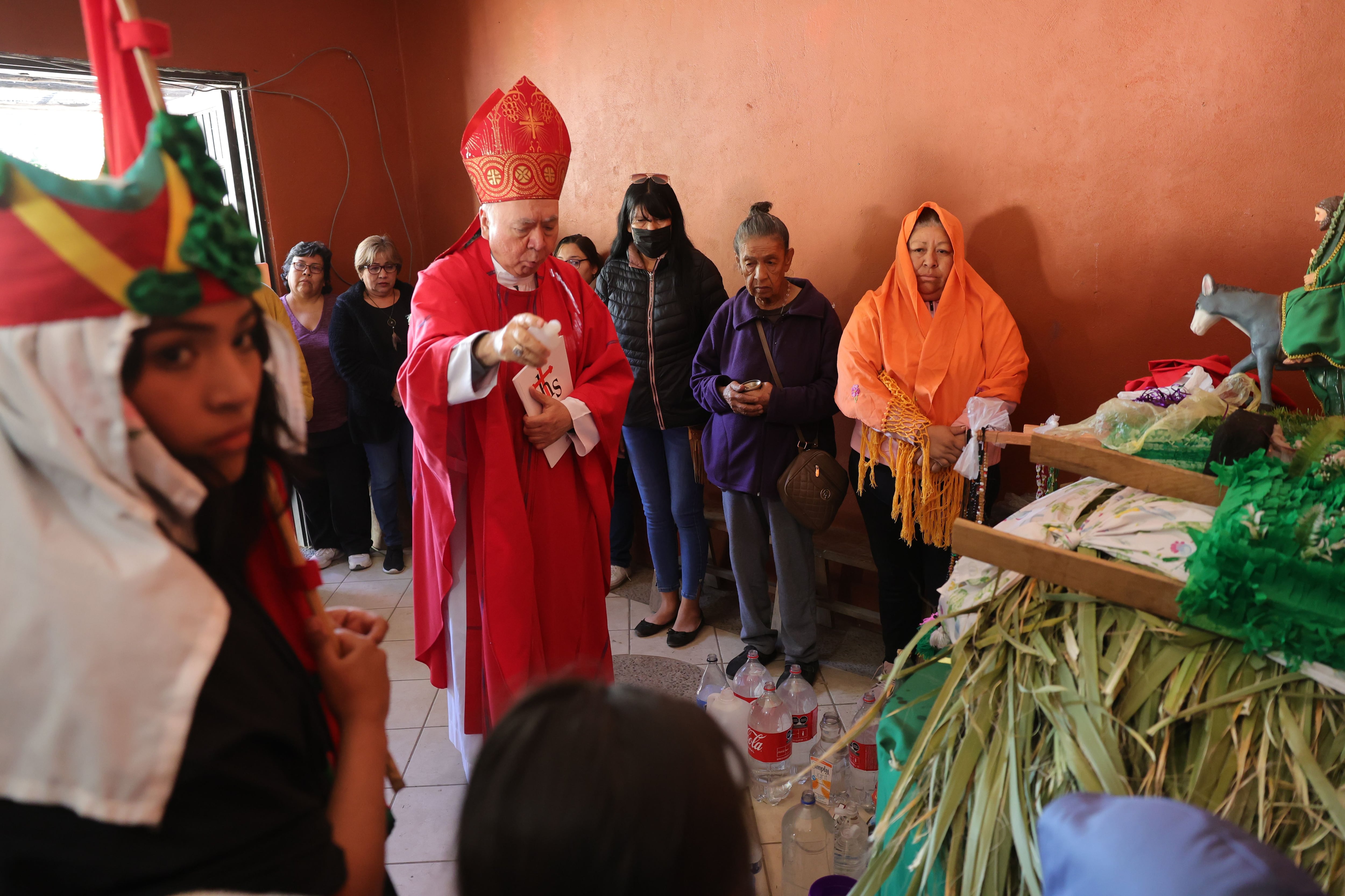 El arzobispo de Hermosillo bendijo la palma.