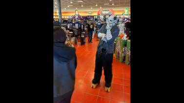 VIDEO: Este joven asusta a clientes de una tienda con su disfraz de Halloween