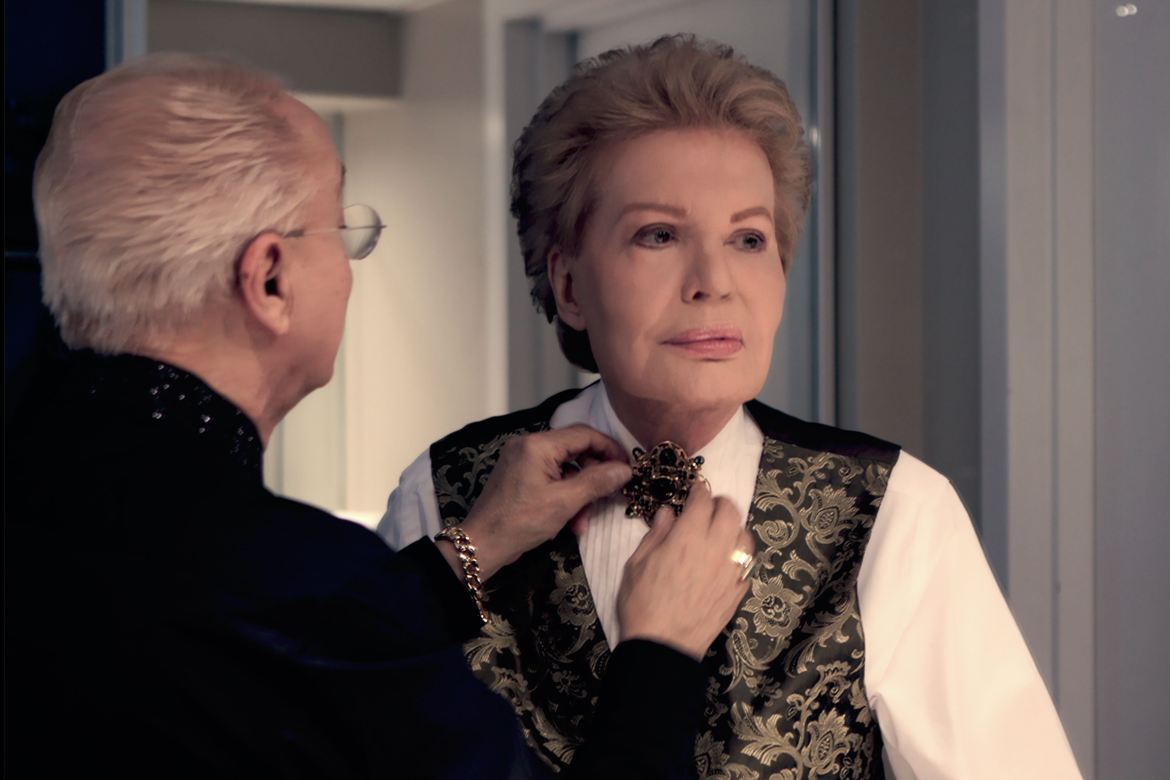 MUCHO MUCHO AMOR: THE LEGEND OF WALTER MERCADO (L to R) Willie Acosta and Walter Mercado in MUCHO MUCHO AMOR: THE LEGEND OF WALTER MERCADO. Cr. NETFLIX © 2020 