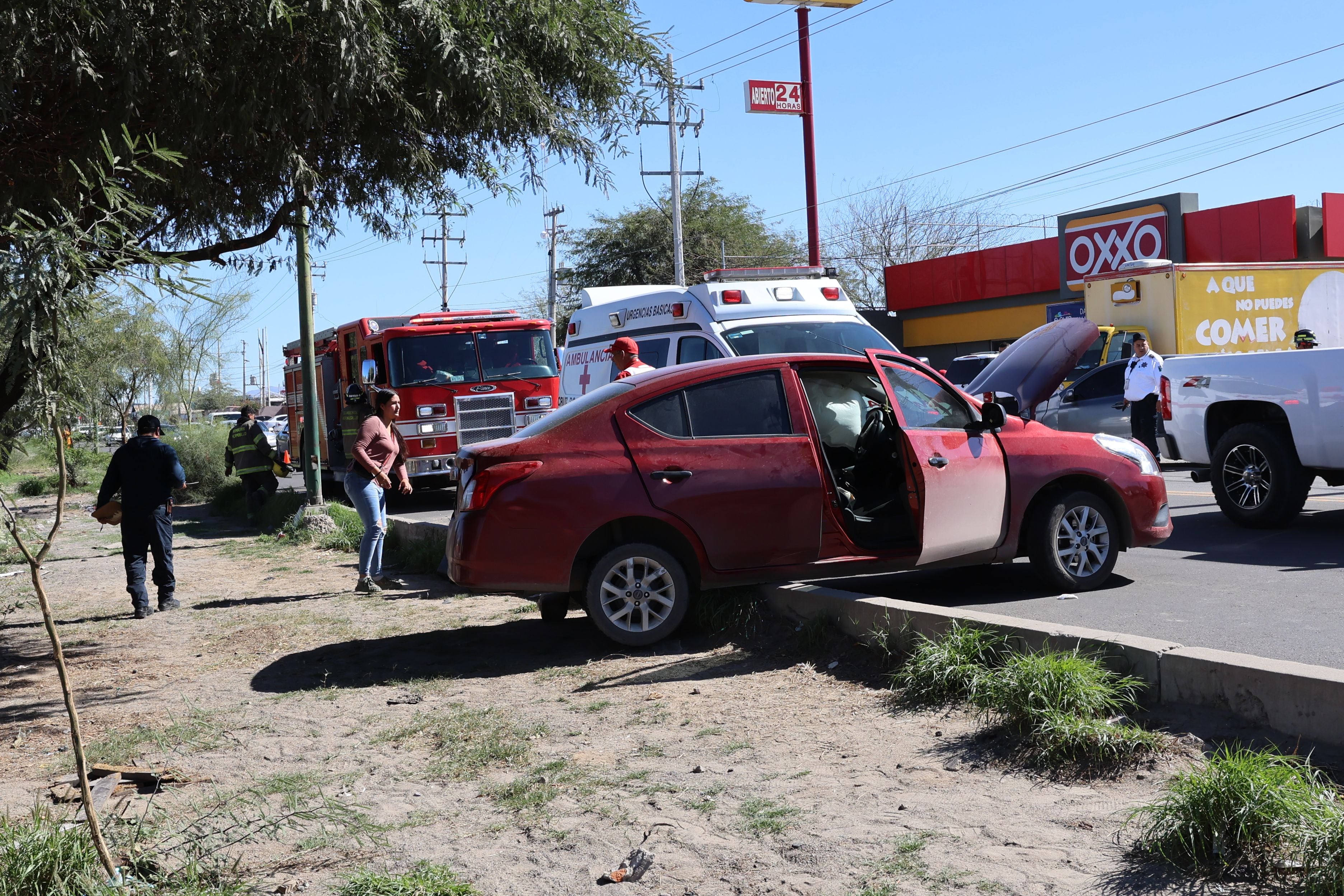 Debido al choque ocurrido en la colonia Virreyes, agentes de Tránsito dirigieron el tráfico mientras los cuerpos de auxilio atendían a los perjudicados. FOTO: JULIÁN ORTEGA