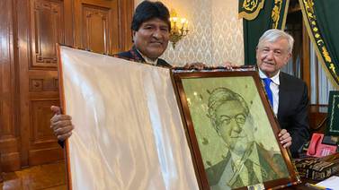 Evo Morales regala a AMLO cuadro de su rostro hecho con hojas de coca