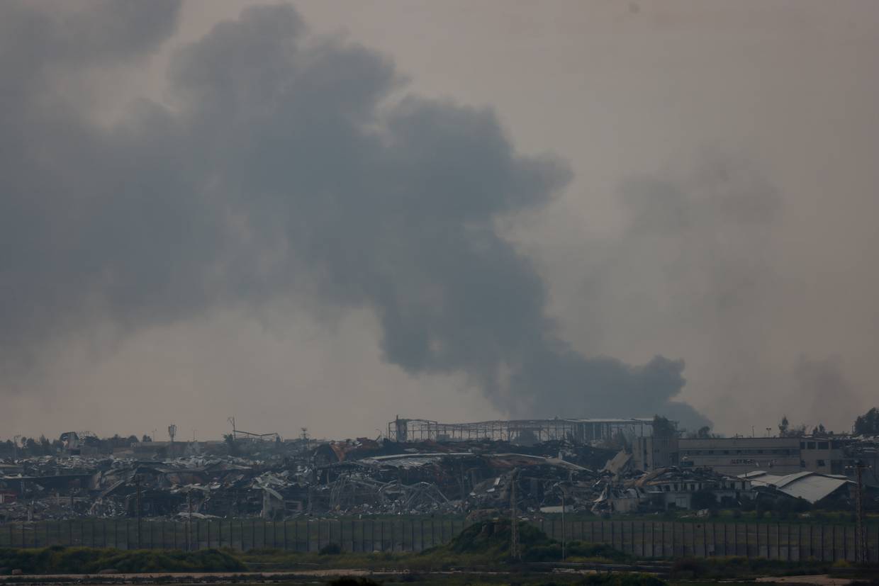 El humo se eleva sobre el norte de la franja de Gaza, visto desde Israel, 26 de febrero de 2024. REUTERS/Amir Cohen