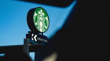 Starbucks impulsa la sostenibilidad permitiendo a sus clientes llevar sus vasos personales