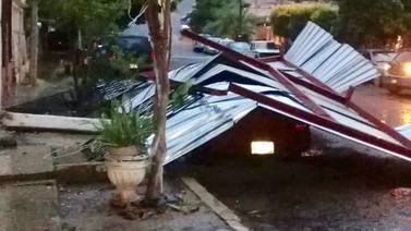 Vientos arrancan techo de vivienda y cae sobre auto