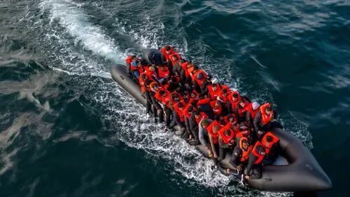 Llegada de solicitantes de asilo a costa inglesa  pese a amenaza de Ruanda