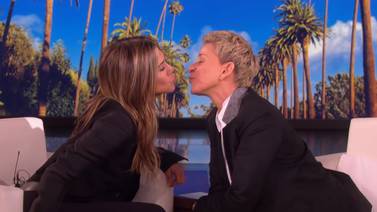 VIDEO: Jennifer Aniston besa a Ellen DeGeneres