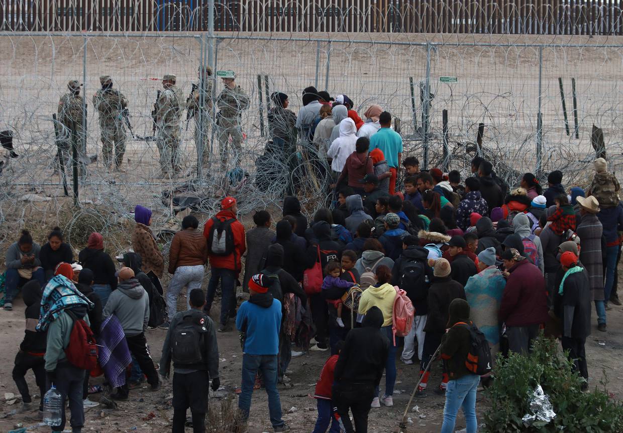 Migrantes tratan de cruzar las vallas fronterizas en Ciudad Juárez, Chihuahua (México). EFE/ Luis Torres