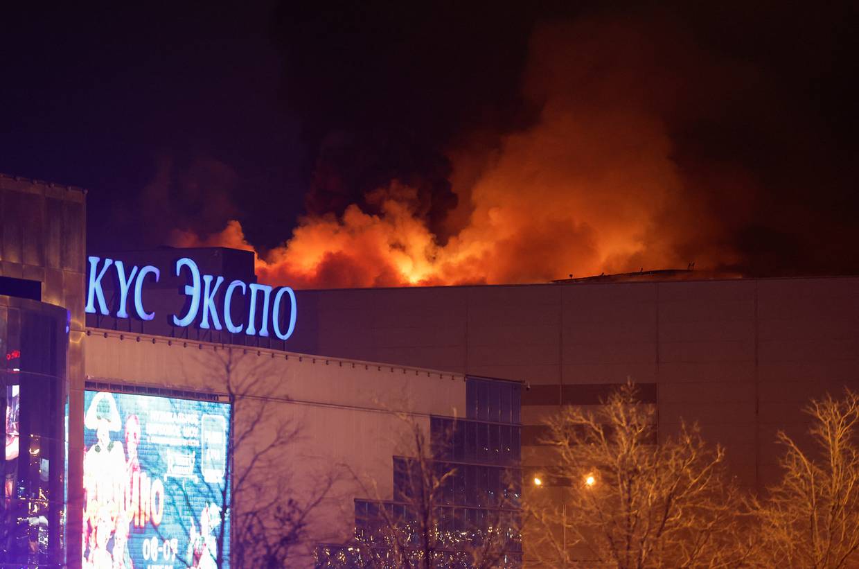 Humo se eleva sobre la sala de conciertos Crocus City Hall tras un tiroteo en las afueras de Moscú
March 22, 2024. REUTERS/Maxim Shemetov