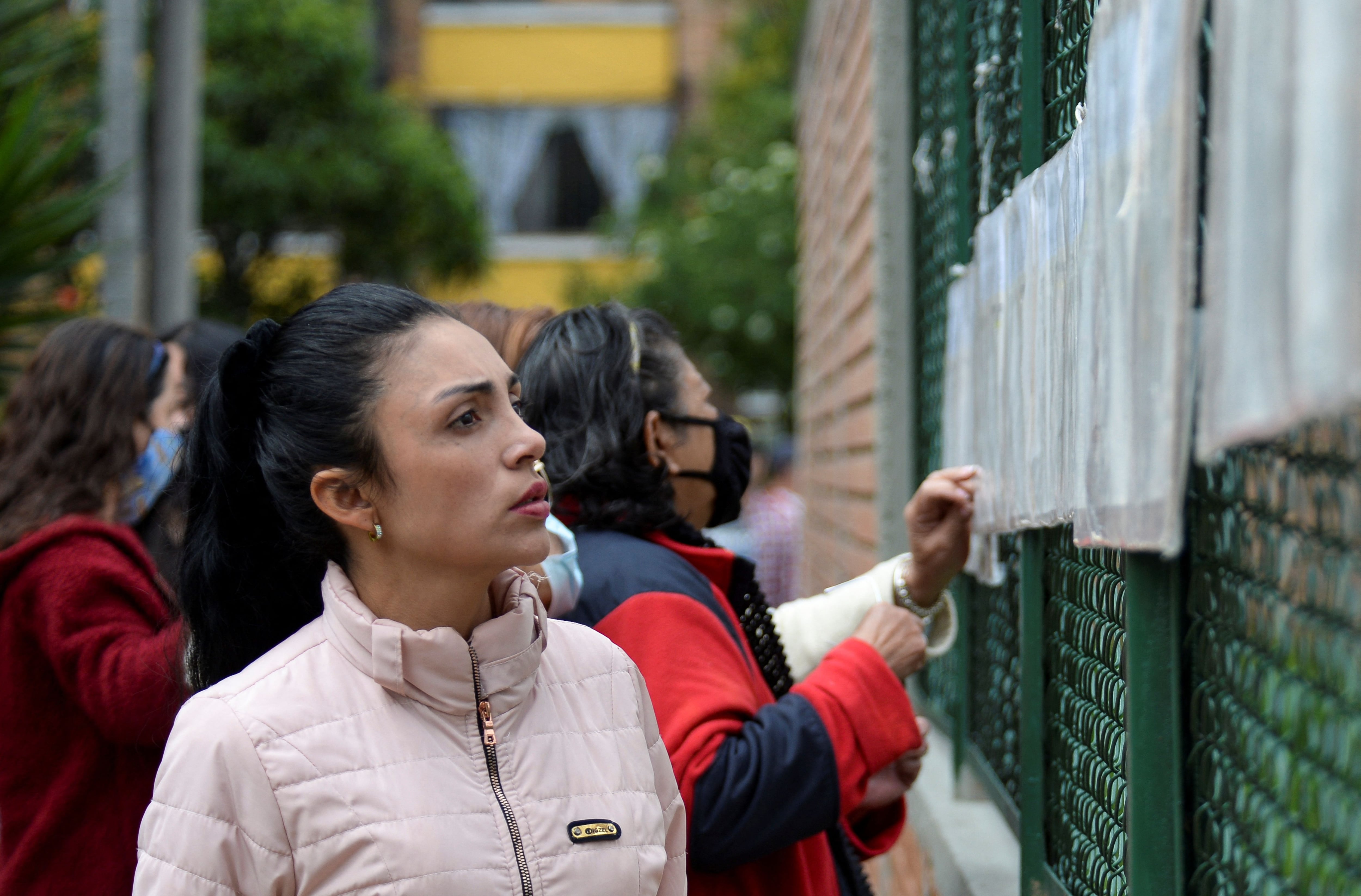 Una mujer verifica su mesa de votación en un centro electoral de Bogotá, Colombia, 19 de junio, 2022. REUTERS/Vannessa Jiménez