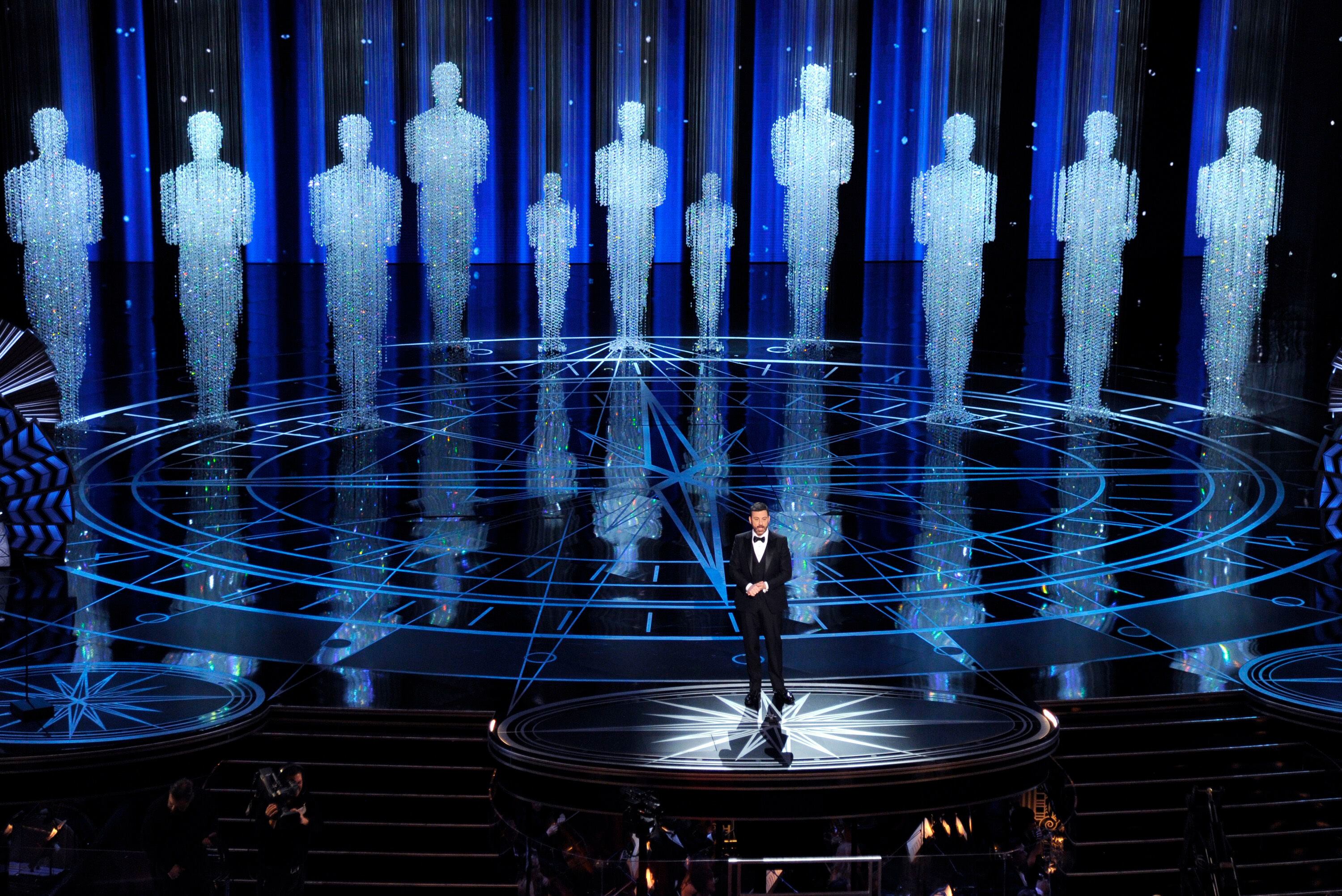 ARCHIVO - En esta foto del 26 de febrero de 2017, el presentador Jimmy Kimmel durante la ceremonia de los premios Oscar en Los Angeles. (Foto por Chris Pizzello/Invision/AP, Archivo)
