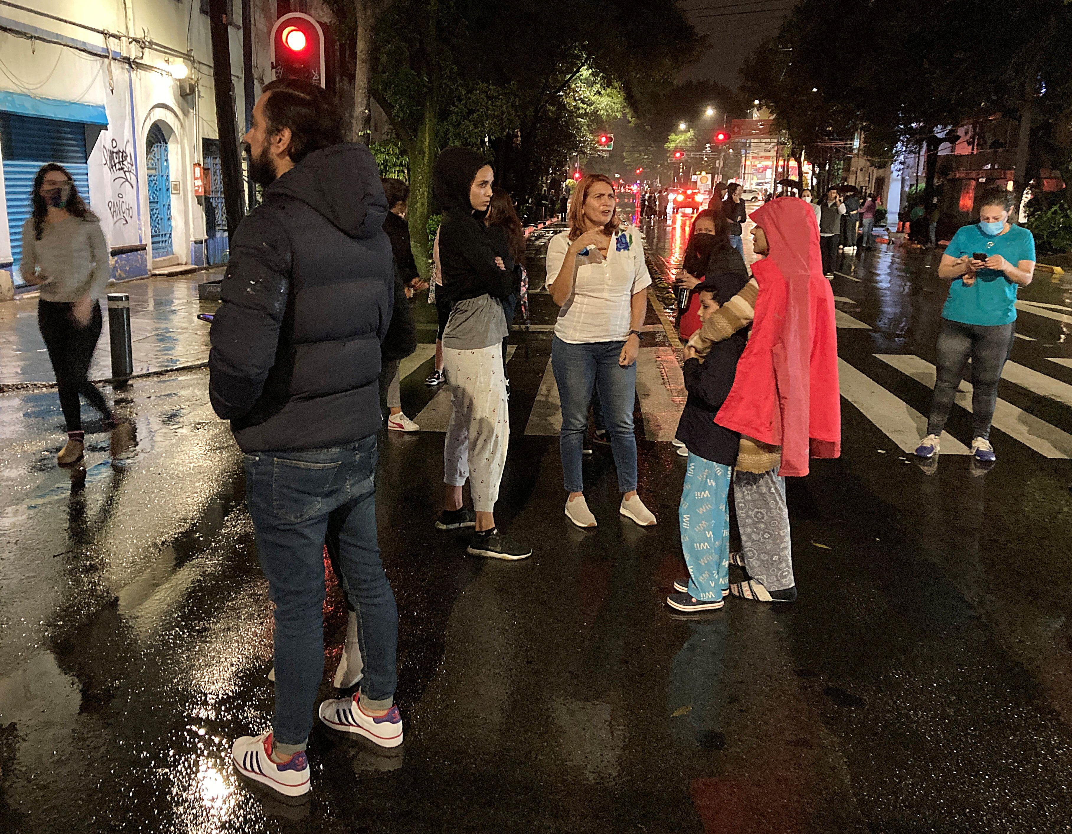Personas permanecen en la calle tras un sismo que se sintió en Ciudad de México, México,  7 de septiembre, 2021. REUTERS/Andres Stapff