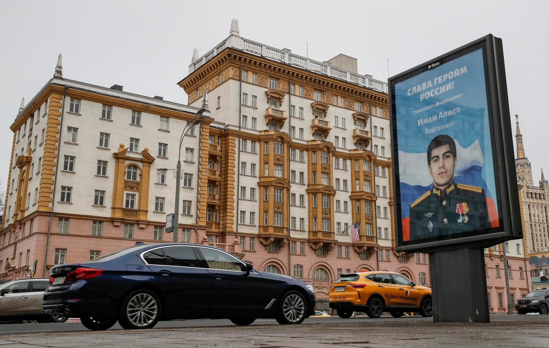 Moscow (Russian Federation), 27/01/2023.- Te poster depicting a Russian soldier with a slogan reading 'Glory to the Heroes of Russia' is seen in front of the US. embassy in Moscow in Moscow, Russia, 27 January 2023. (Rusia, Moscú) EFE/EPA/YURI KOCHETKOV
