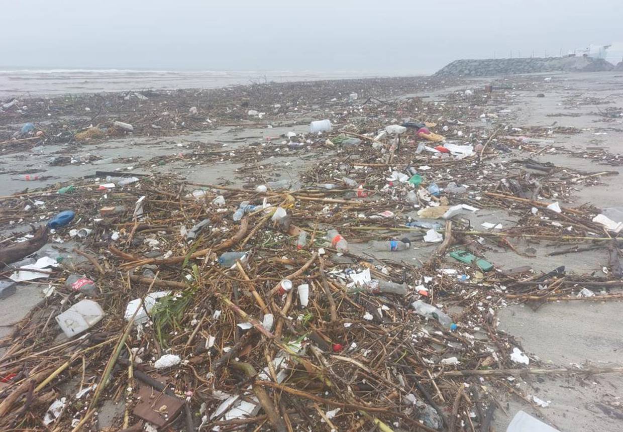 Este es una de los puntos donde más basura se acumula en la playa cuando llueve.
