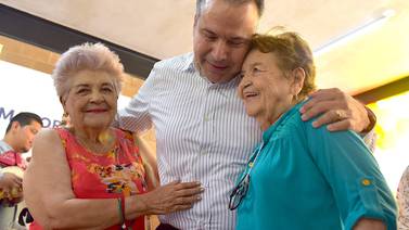 Festeja alcalde a adultos mayores de Hermosillo