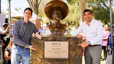 Devela Armando Ayala busto del Charro Cantor en Plaza del Músico