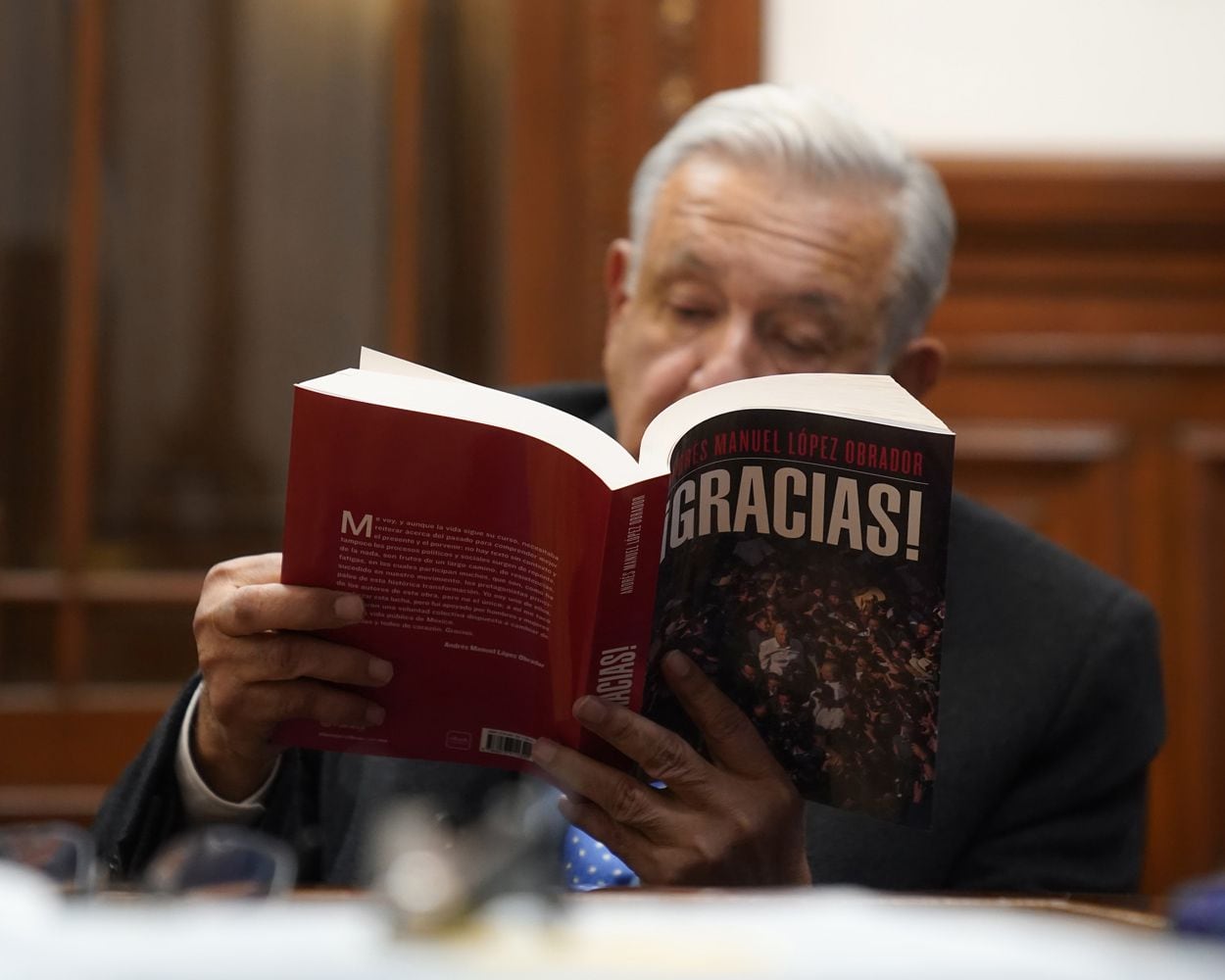 AMLO leyendo su nuevo libro "¡Gracias!" en el que admite y habla de detenciones "sin pruebas contundentes" de militares por el caso Ayotzinapa. | Presidencia
