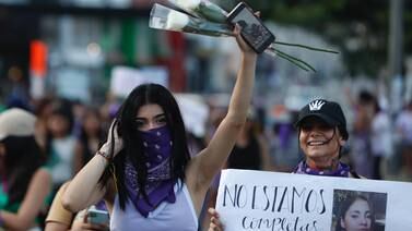Incidentes empañan marchas en el Día Internacional de la Mujer en Colombia