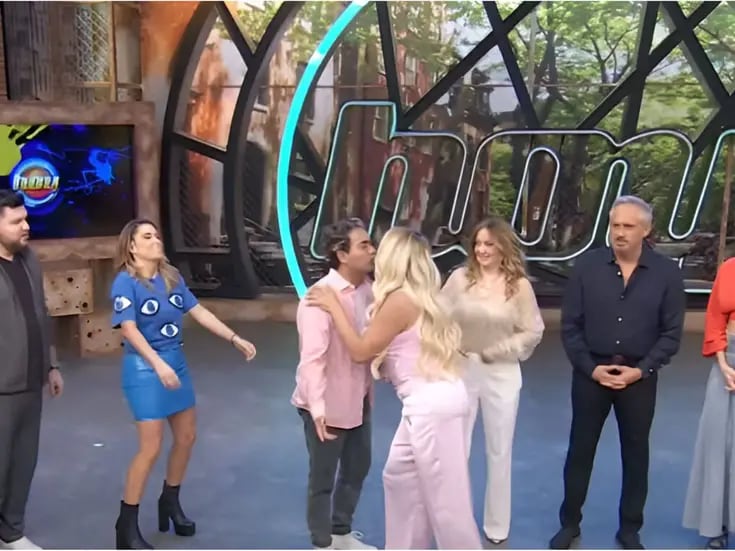 Wendy Guevara y Raúl Araiza protagonizan beso en pleno programa en vivo