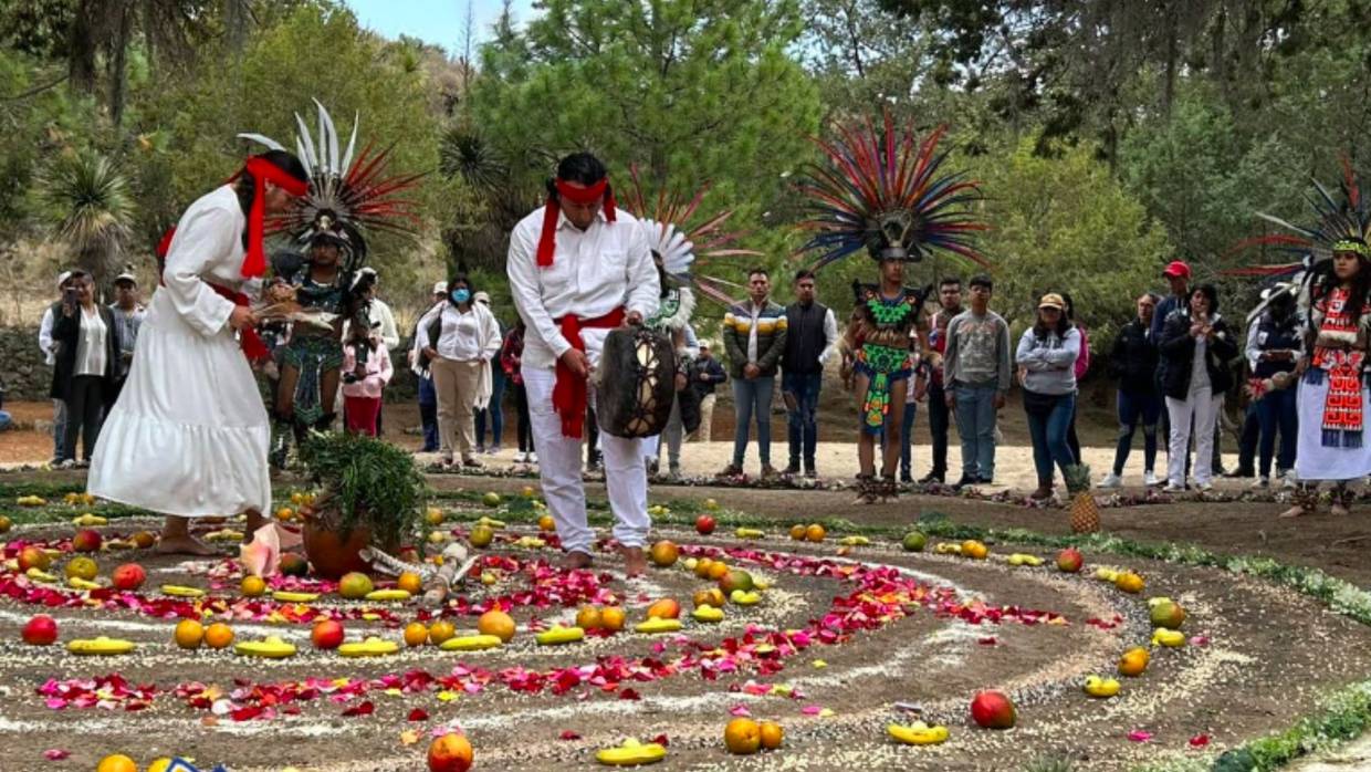 Parejas celebran bodas prehispánicas en zona arqueológica de Cantona