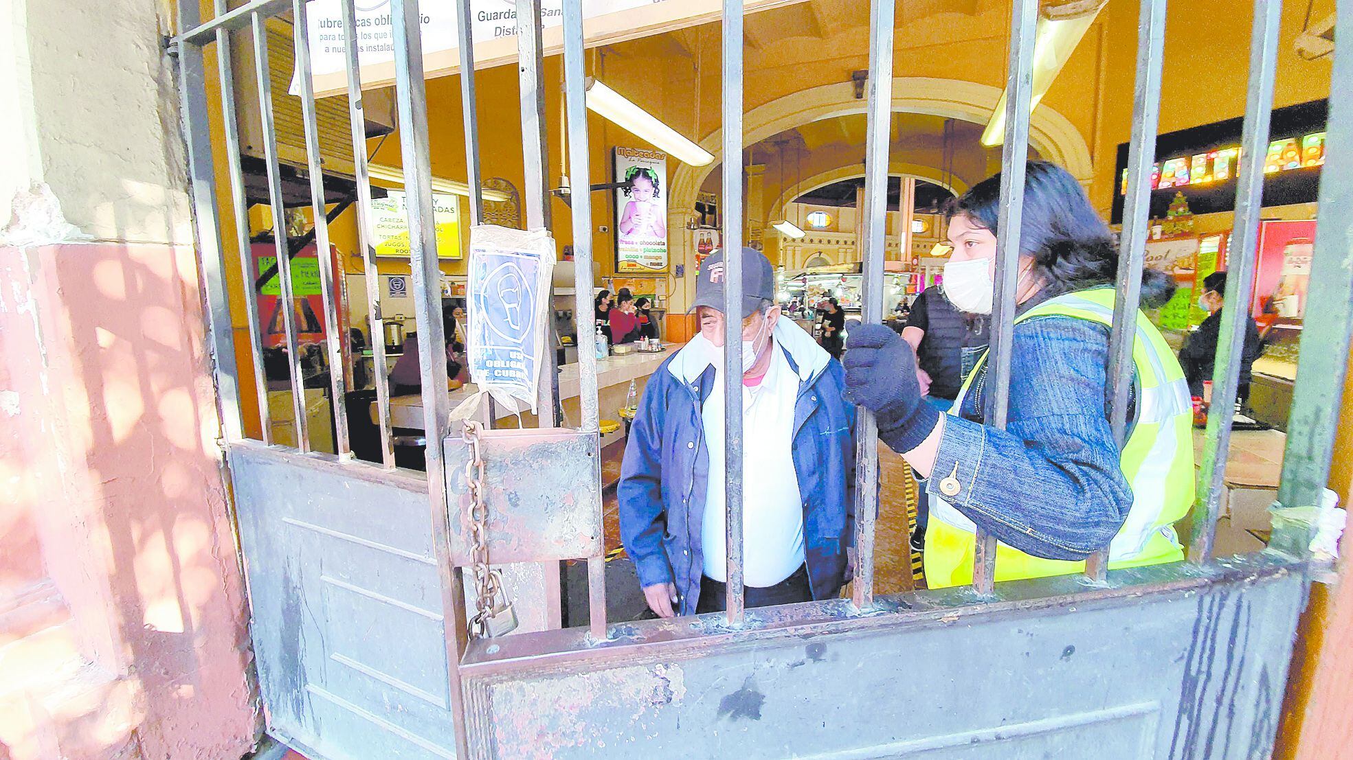 MÁS ESTRICTOS
En el Mercado Municipal endurecieron las medidas sanitarias y el control de accesos. 