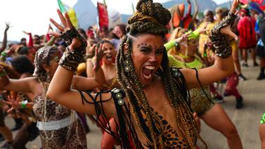Revive Carnaval de Brasil con las comparsas callejeras