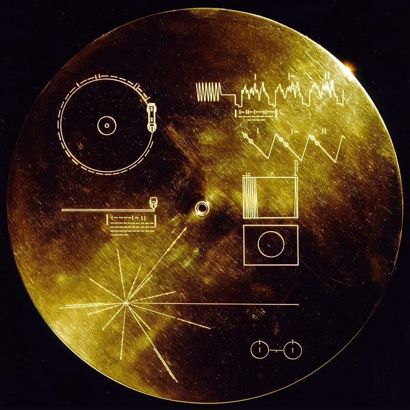 Acompañando a estas naves, dos discos fonográficos bañados en oro, titulados "Sonidos de la Tierra", fueron meticulosamente curados por la NASA bajo la guía de Carl Sagan y su comité.