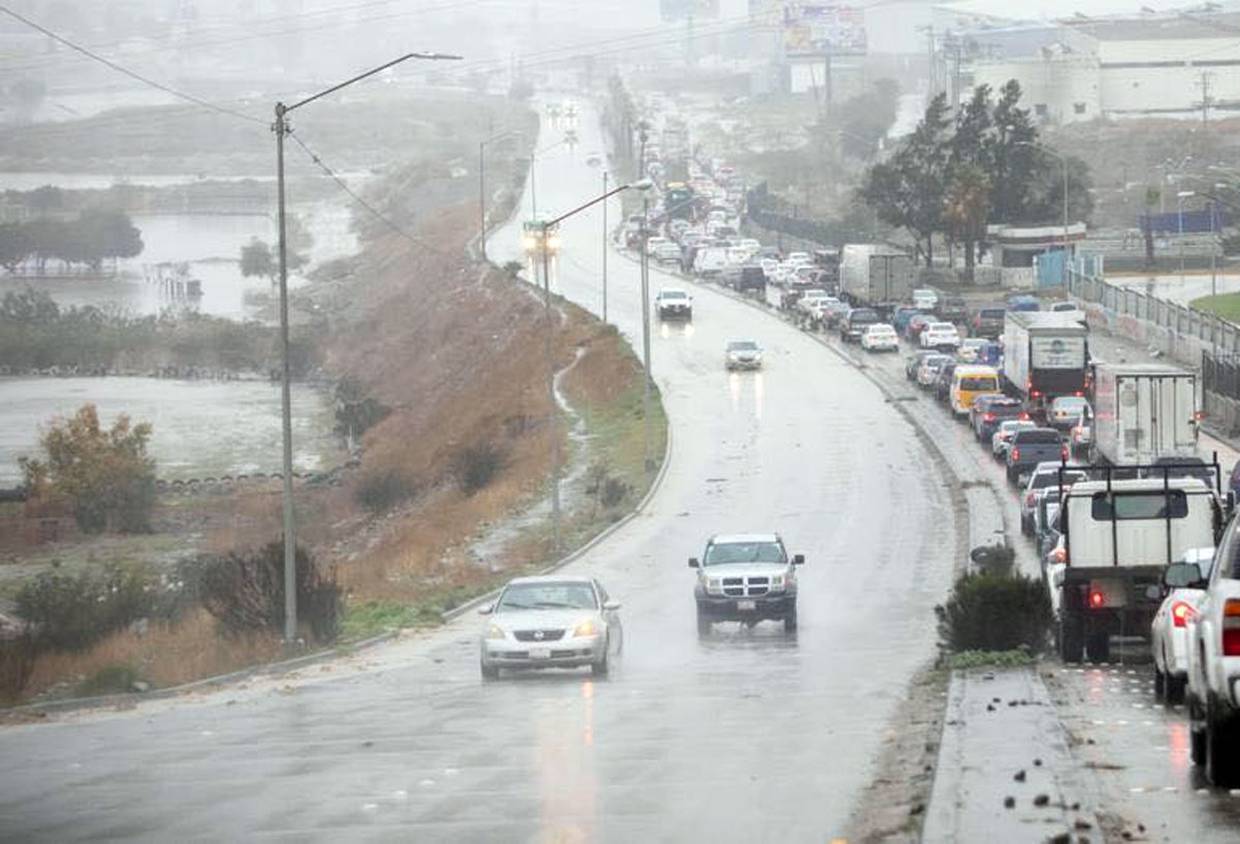 Durante las lluvias, IMOS recomienda manejar con las luces encendidas, a velocidad baja, incrementar considerablemente la distancia entre los vehículos.