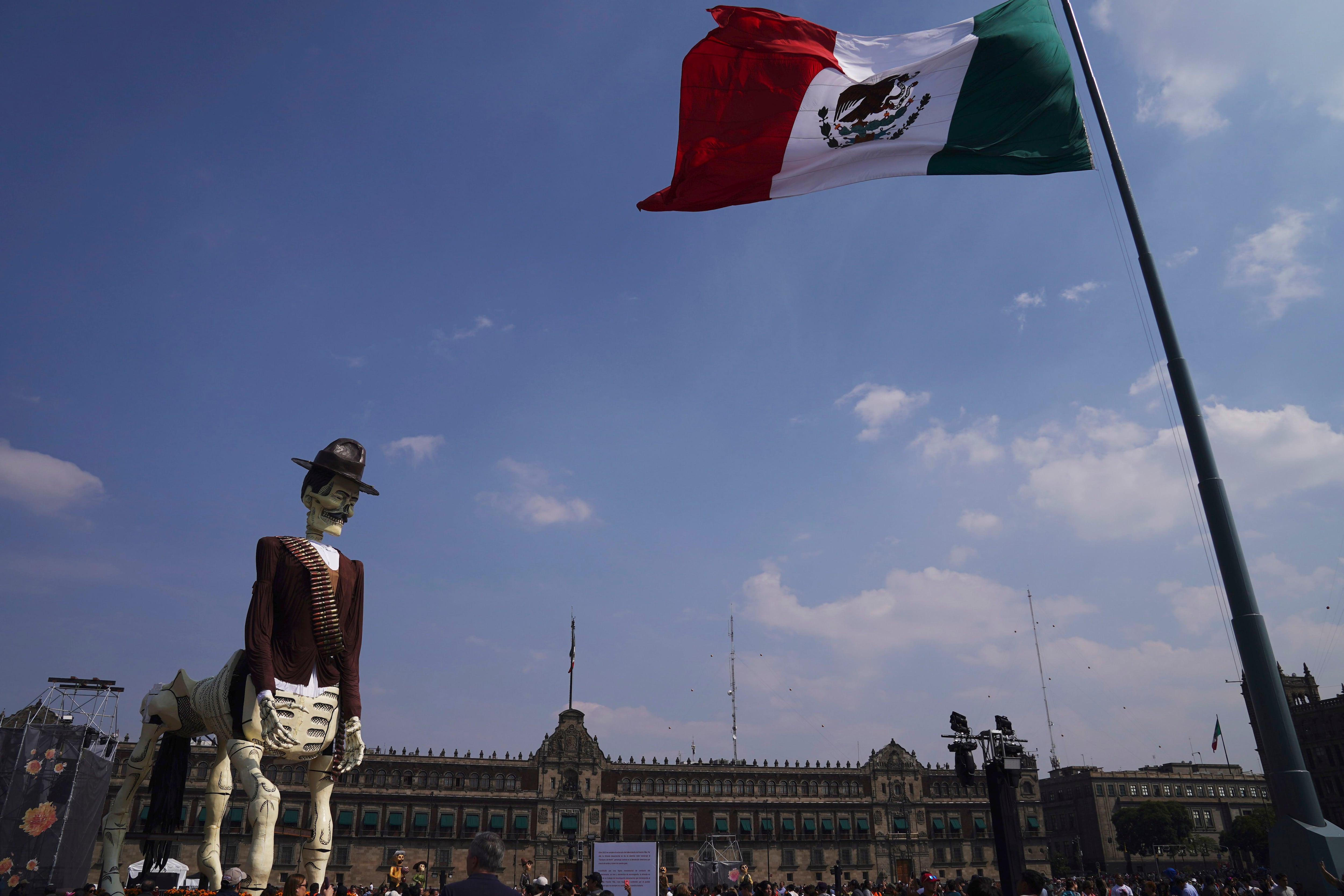 Una escultura de catrina representando al héroe mexicano Pancho Villa en el Zócalo, la plaza principal de Ciudad de México, durante las celebraciones del Día de Muertos el martes 31 de octubre de 2023. (AP Foto/Marco Ugarte)