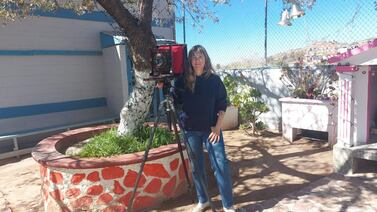 Capta el fenómeno migratorio con su antigua cámara en Nogales