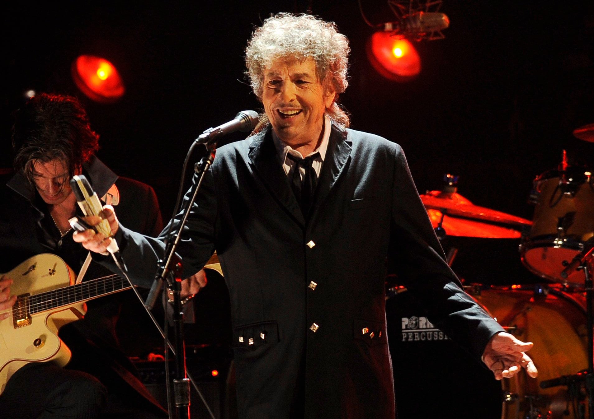 El músico Bob Dylan durante una presentación en Los Angeles el 12 de enero de 2012. Transcripciones de unas reveladoras entrevistas inéditas que Dylan le dio en 1971 al artista de blues Tony Glover — y cartas que ambos amigos intercambiaron — se subastarán en Boston en noviembre de 2020. (AP Foto/Chris Pizzello, Archivo)